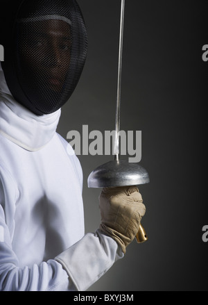 Ritratto in studio di fencer holding lamina di scherma Foto Stock