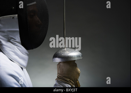 Ritratto in studio di fencer holding lamina di scherma Foto Stock