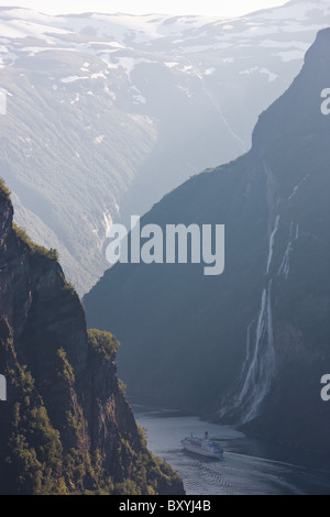 Navi da Crociera, il Geirangerfjord, Fiordi Occidentali, Norvegia Foto Stock