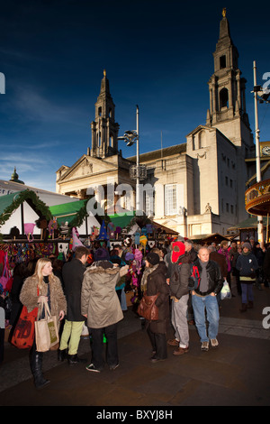 Regno Unito, Inghilterra, Yorkshire, Leeds, Millennium Square, Christkindelmarkt, tedesco tradizionale mercato di Natale Foto Stock