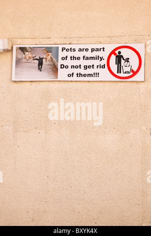 Il benessere degli animali la carità poster su una parete di un edificio, Limassol, Cipro. Foto Stock