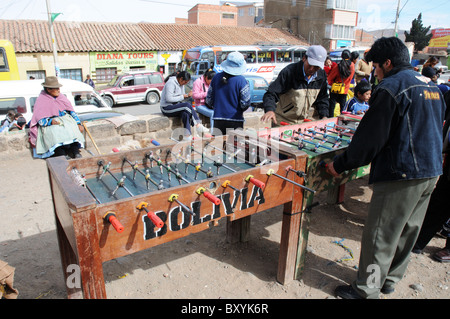 Giovani uomini tavolo da gioco a calcio per strada in Potosi, Bolivia Foto Stock