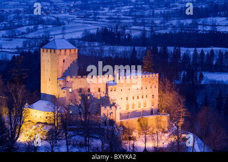 Castello Bruck al crepuscolo - un gioiello delle Alpi austriache Foto Stock