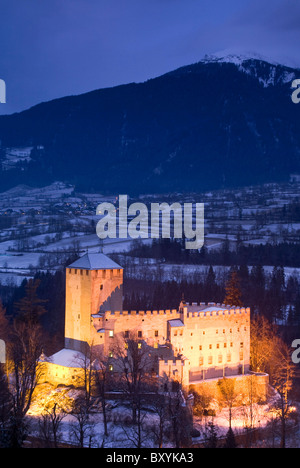 Bruck castello di notte con le Alpi austriache in background Foto Stock