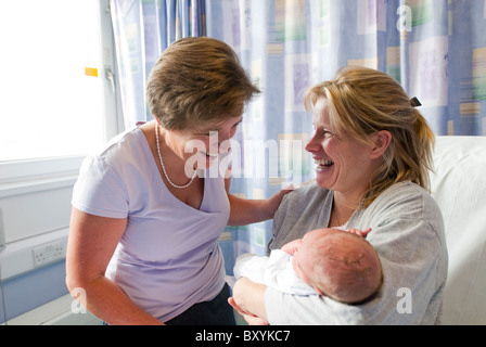 Un senior ostetrica con una nuova mamma REGNO UNITO Foto Stock