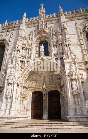 Dettagli architettonici dal portale sud del Monastero di Jeronimos (Mosteiro dos Jeronimos) a Lisbona, Portogallo. Foto Stock