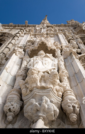 Dettagli architettonici dal portale sud del Monastero di Jeronimos (Mosteiro dos Jeronimos) a Lisbona, Portogallo. Foto Stock