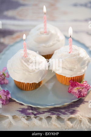 Tortine con la masterizzazione di candeline di compleanno, ad alto angolo di visione Foto Stock