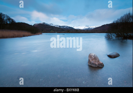 Una lunga esposizione di Alba d'inverno a Elterwater nella grande Langdale Valley, Lake District Foto Stock