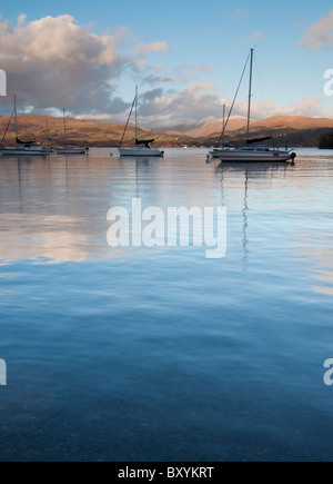 Luce della Sera su un tranquillo lago Windermere nel Lake District, Cumbria Inghilterra England Foto Stock