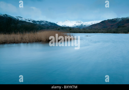 Una lunga esposizione di Alba d'inverno a Elterwater nella grande Langdale Valley, Lake District Foto Stock