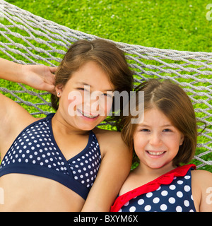 Ritratto di sorelle giacente in amaca Foto Stock