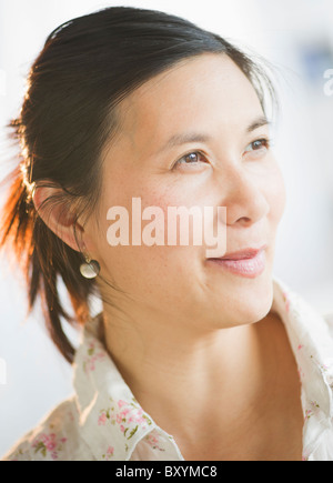 Ritratto di metà donna adulta sorridente Foto Stock