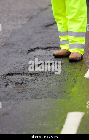 Edimburgo di Melville Drive - UK - Scozia - 10 gennaio 2010. Consiglio di Edimburgo ottiene di lavorare sulla buca permanente delle riparazioni. Foto Stock