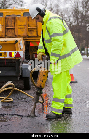 Edimburgo di Melville Drive - UK - Scozia - 10 gennaio 2010. Consiglio di Edimburgo ottiene di lavorare sulla buca permanente delle riparazioni. Foto Stock