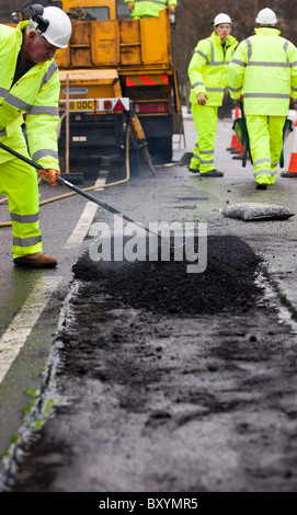 Edimburgo di Melville Drive - UK - Scozia - 10 gennaio 2010. Consiglio di Edimburgo ottiene di lavorare sulla buca permanente delle riparazioni. Foto Stock