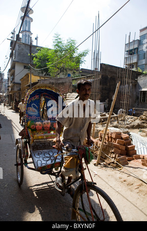 Bangladesh rickshaw driver nella vecchia Dhaka Foto Stock