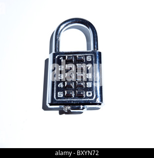 Spaccato di chrome lucchetti a combinazione. Foto Stock