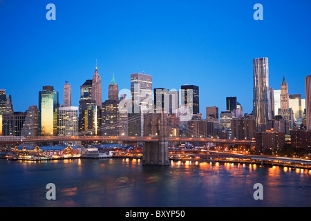 Ponte di Brooklyn e la skyline di Manhattan al crepuscolo Foto Stock