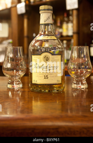 Dalwhinnie Whisky di Malto bottiglia su Bar Foto Stock