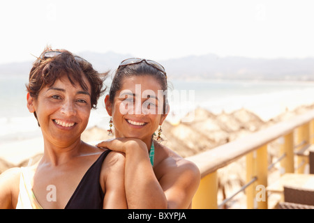 Sorridente ragazza ispanica insieme permanente sul balcone Foto Stock