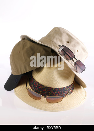 Salvadanaio con cappello in vimini, occhiali da sole e denaro su sfondo  bianco. Concetto di risparmio per i viaggi Foto stock - Alamy