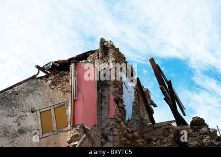 2009 l'Aquila terremoto. Crollato house di Onna, un villaggio che era un villaggio che era il 85% del territorio distrutto. Foto Stock