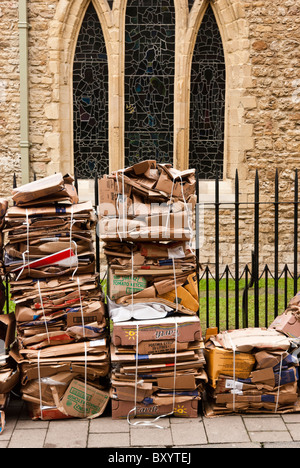 Imballato in cartone e lasciare fuori per la raccolta per il riciclaggio in Ship Street, Oxford, Oxfordshire Foto Stock