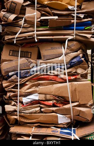 Imballato in cartone e lasciare fuori per la raccolta per il riciclaggio in Ship Street, Oxford, Oxfordshire Foto Stock