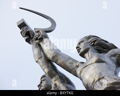 Il Lavoratore e la donna Kolkhoz (collettiva contadina) monumento, progettato da Vera Mukhina, Mosca, Russia Foto Stock