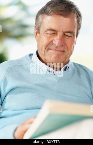 Senior uomo libro di lettura Foto Stock