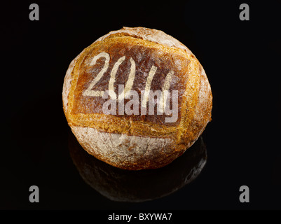 Pagnotta di pane spolverata con la nuova data dell'anno 2011 Foto Stock