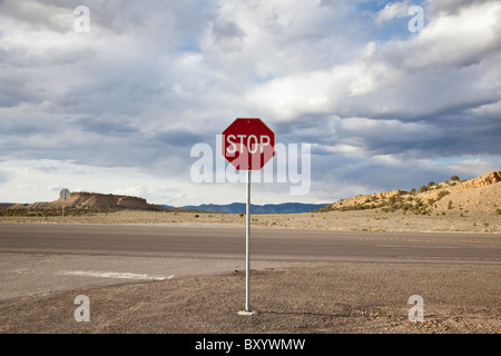 Segno di stop in area remota Foto Stock