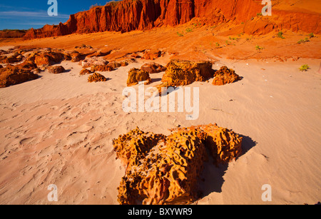 Red pindan scogliere a James Price Point vicino Broome, Kimberley, Australia occidentale Foto Stock