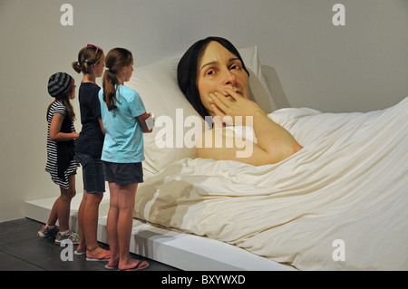 La donna a letto la scultura a Ron Mueck Exhibition, Christchurch Art Gallery, Christchurch, Canterbury, Isola del Sud, Nuova Zelanda Foto Stock