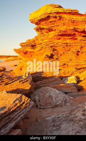 Golden Sunset on Red Rocks pindan al granaio Hill Station Beach, Broome, Kimberley, Australia occidentale Foto Stock