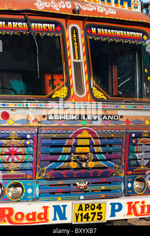 India haulage camion nella strada coperta in religioso indù opere d'arte. Andhra Pradesh, India Foto Stock