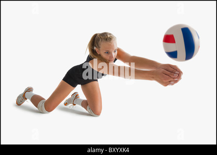 Ragazza giovane giocando a pallavolo Foto Stock