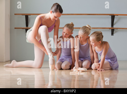 Femmina formazione istruttore ballerini in studio di danza Foto Stock