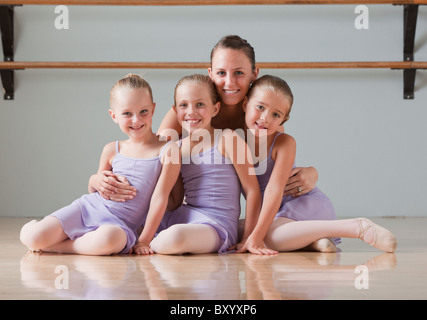 Ritratto di istruttore femmina con ballerini in studio di danza Foto Stock