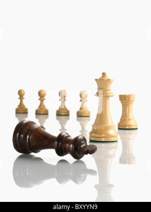 Sconfitto re pezzo degli scacchi con contrapposte regina, rook e delle pedine Foto Stock