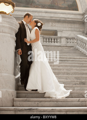 Sposa e lo sposo baciare sulla procedura Foto Stock