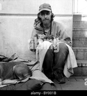 Un uomo senza tetto sulla South Bank, Embankment. Londra Foto Stock