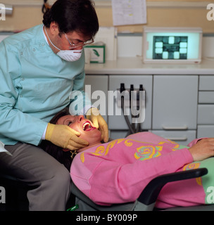 Ispezione dentale in Inghilterra in Gran Bretagna nel Regno Unito Regno Unito. La sanità privata Healthcare dentista lavoro Occupazione Wellness Foto Stock