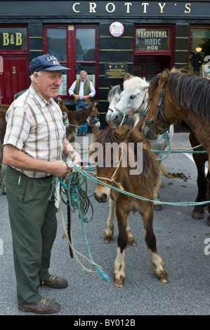 Fiera dei cavalli in piazza del mercato a Kilrush, Co. Clare, Irlanda. Tradizionale per gli agricoltori e ai viaggiatori di commercio cavalli e pony. Foto Stock