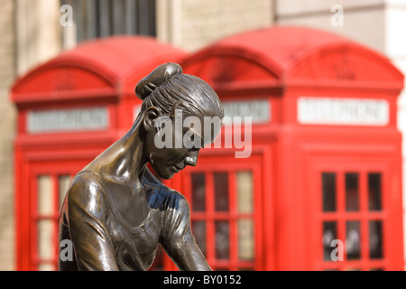 Il bronzo di una ballerina al di fuori della Royal Opera House di Covent Garden Foto Stock