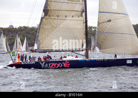 Yacht yuuzoo preparazione per l'inizio del 2010 Rolex Sydney Hobart yacht race Foto Stock