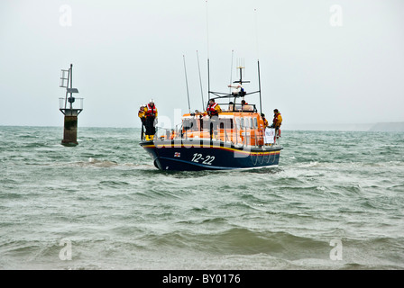 Sbucciare scialuppa di salvataggio in azione off Peel beach Foto Stock