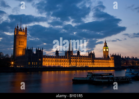 Case del Parlamento visto dalla banca del sud di notte Foto Stock