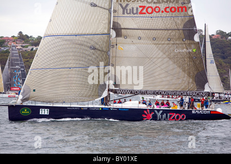 Yacht yuuzoo preparazione per l'inizio del 2010 Rolex Sydney Hobart yacht race sul porto di Sydney, Australia Foto Stock